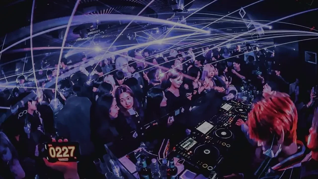首尔江南夜店DJ台与现场人群