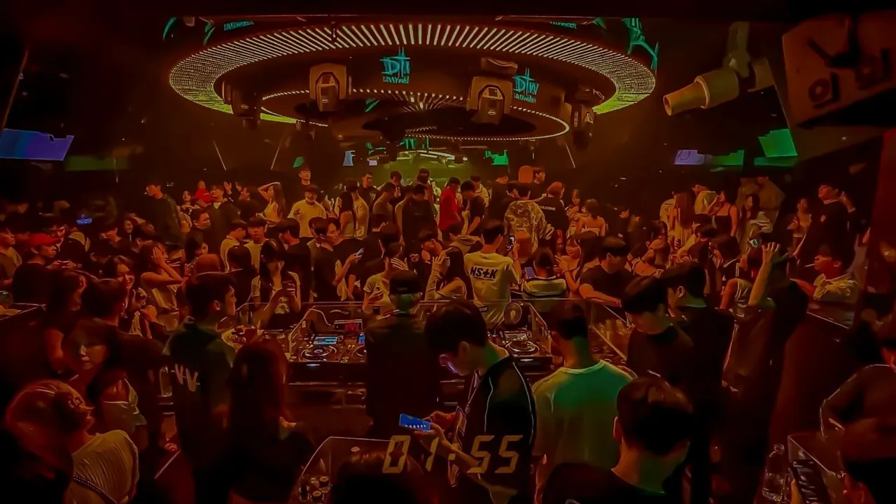 CLUB ACE圆形灯光舞台下的舞池人群